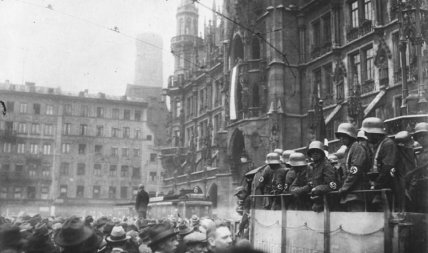Нацисты на площади Мариенплац в Мюнхене. 8-9 ноября 1923 года