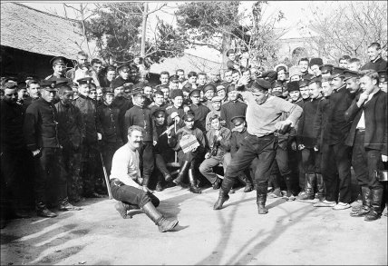 Российские военнопленные танцуют. Япония, 1905 год