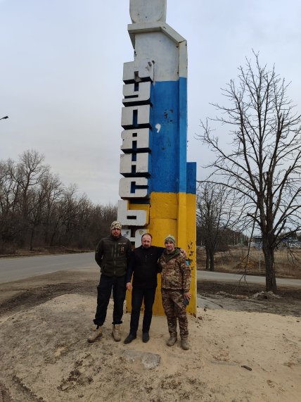 Отець Володимир з друзями біля стели Куп'янськ