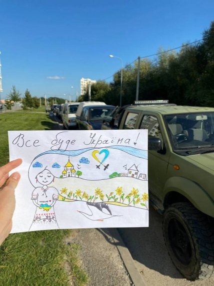 Малюнок все буде Україна на тлі черги з автівок