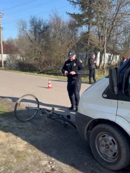 Поліція фотографує місце ДТП