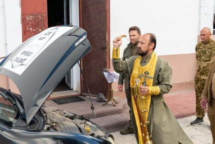 Отець Володимир святить автівку