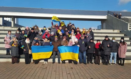 Группа людей с украинскими флагами