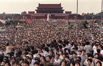 Сотни тысяч китайцев, собравшихся на площади Тяньаньмэнь 2 июня 1989 года. На заднем плане – Богиня Демократии – десятиметровая статуя, созданная студентами художественных школ по подобию Статуи Свободы