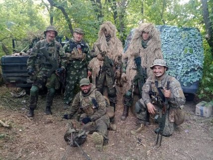 Боєць з побратимами