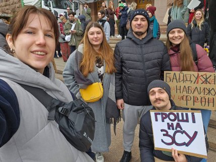 Розвідник з пораненим товаришем і сім'єю на акції Гроші на ЗСУ