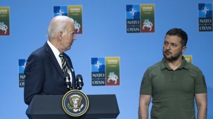 Джо Байден и Владимир Зеленский на саммите НАТО в Вильнюсе.