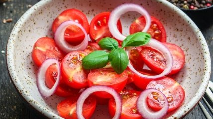 Простой салат из помидор