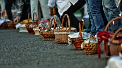 Деякі продукти та речі не варто класти у великодній кошик