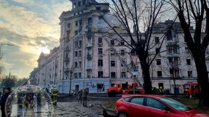Попри наслідки удару, у будинку продовжують жити люди