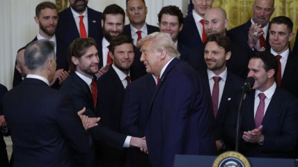 Дональд Трамп потиснув руку Сергію Бобровському